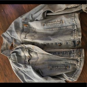 Super cute denim jacket 🥰 fits as a large